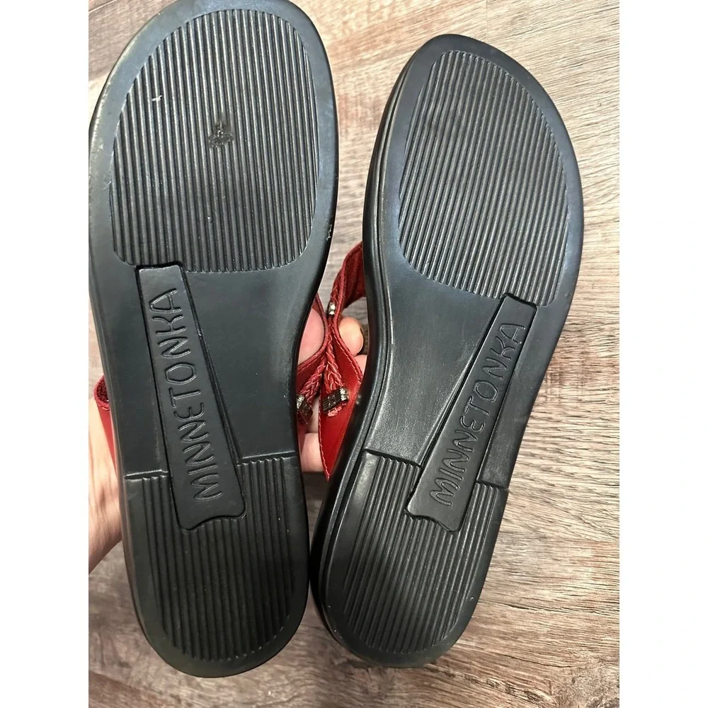 minnetonka sandals thongs‎ size 8 red
